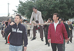 Men parade to encourage prosperity ― traditional <em>doudoi</em> held at Kushi, Nago