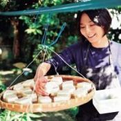 Model Yoko Matsushima makes traditional Okinawan tofuyo using a method passed down from Ryukyu Kingdom era