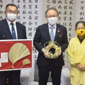 Gov. Tamaki determined to “expand circle of trust” in the new year, Kudakajima Yuimaru-no-kai gifts ganshina